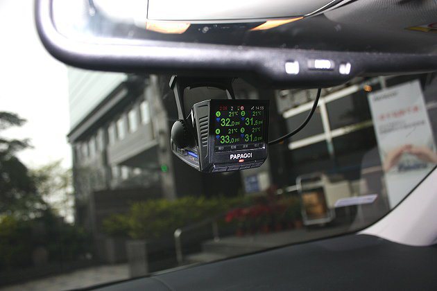 行車記錄器結合胎壓偵測相當便利。 記者林和謙／攝影