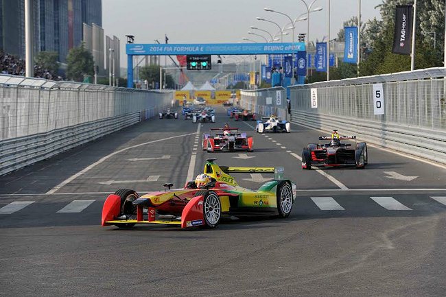全新Formula E電動方程式錦標賽，於9月13日當天在中國北京奧林匹克中心街區正式開跑。 米其林輪胎提供