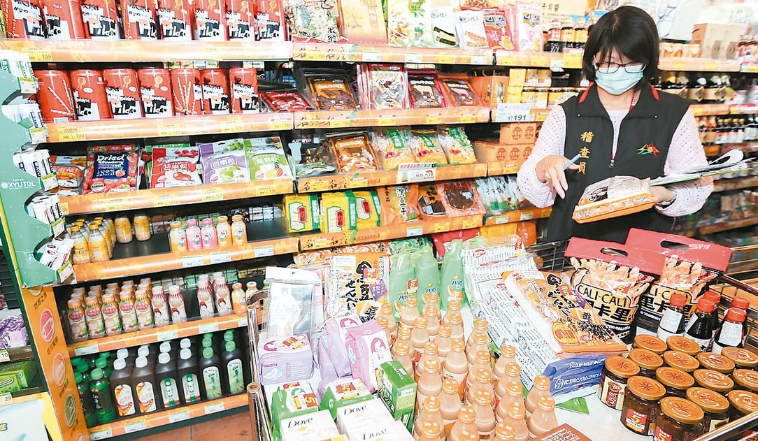 各地衛生局和檢調加強追查日本核災五縣市食品改標銷台，但日方要求，希望台灣開放相關產品來台。
