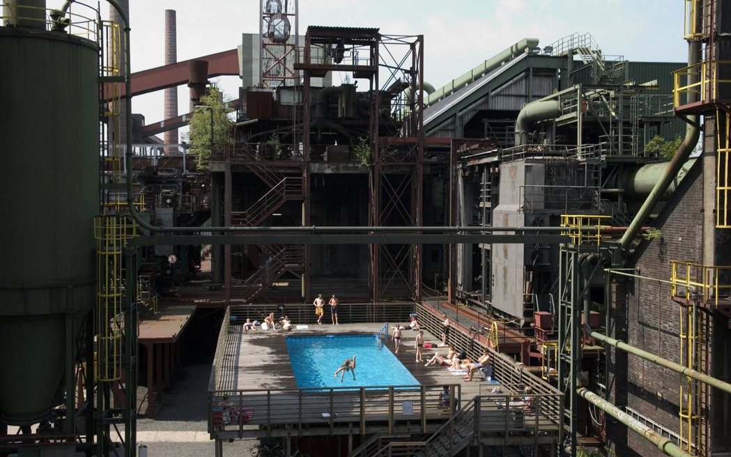 舊工業廠房間闢設泳池供民眾樂遊一夏（來源：Zollverein Foundation）