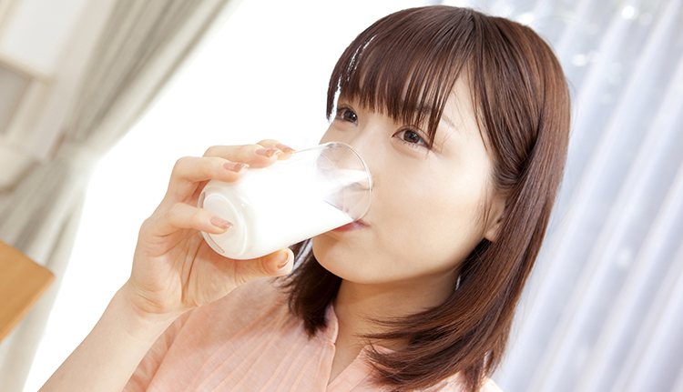醫生說，其實很多人得腎結石是因為飲食缺乏鈣，可在進餐時喝一杯牛奶或優格，同時吃含有鎂的食物，有助與草酸鹽結合，預防腎結石