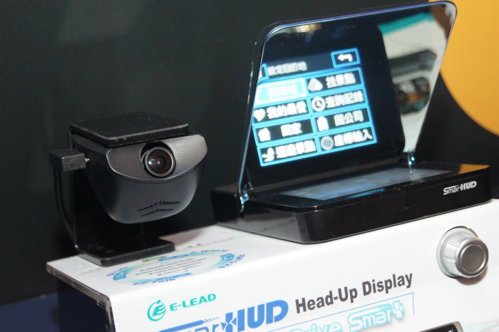 Smart HUD搭配行車紀錄器(訂價3990元)，展現全方位的安全防護。 記者...