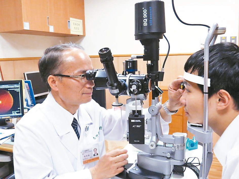 台中慈濟醫院眼科醫師李世煌(左)提醒40歲以上的民眾，每兩年接受一次眼壓檢測。