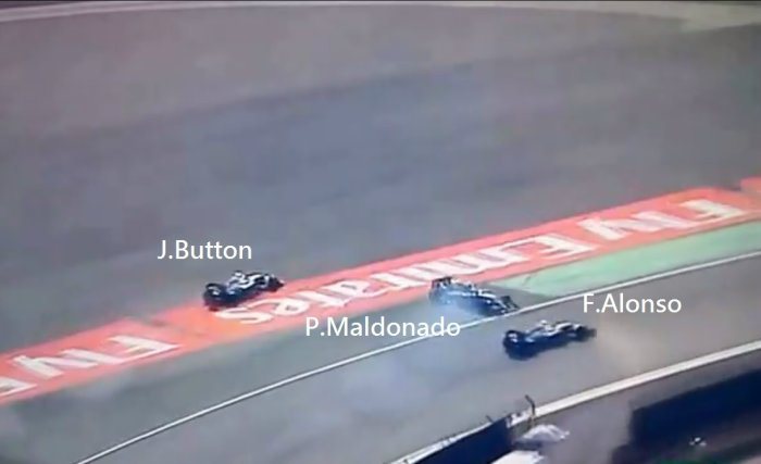 比賽後段的鏡頭落在第13、14及15名的邁凱輪及蓮花賽車身上，因為Button、...