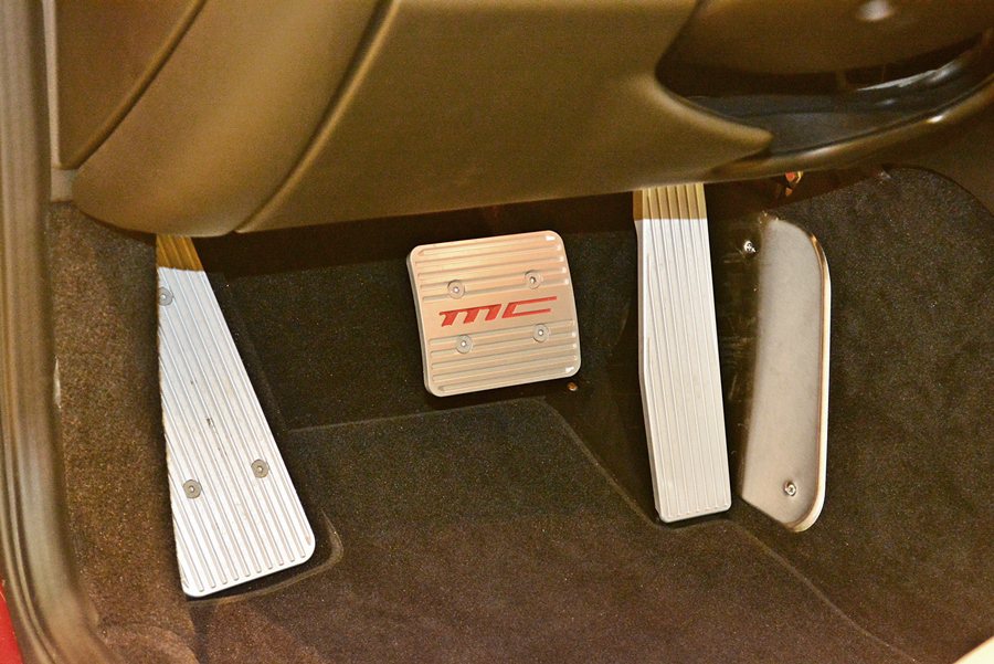 踏板為MC Line套件，並鑴刻MC紅色字樣，以凸顯Maserati的賽車傳統與...
