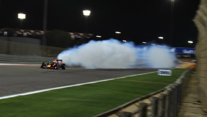 紅牛車手Ricciardo在衝過終點線前突然引擎縮缸，所幸能靠餘速完賽，加上兩輛...