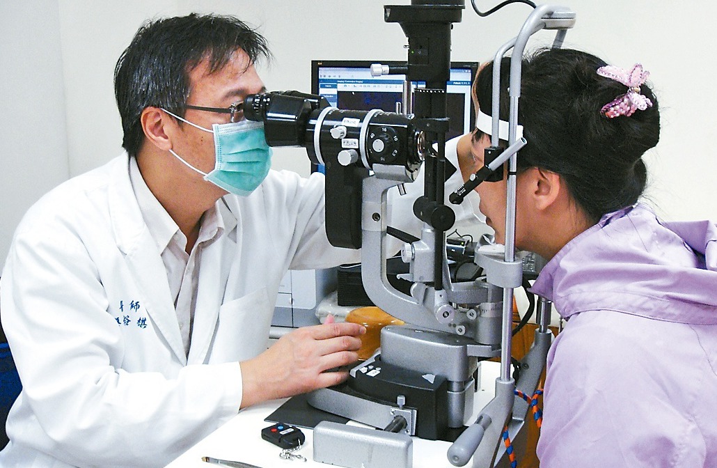新竹馬偕醫院眼科主任蔡裕棋表示，眼睛不適要盡早做檢查。