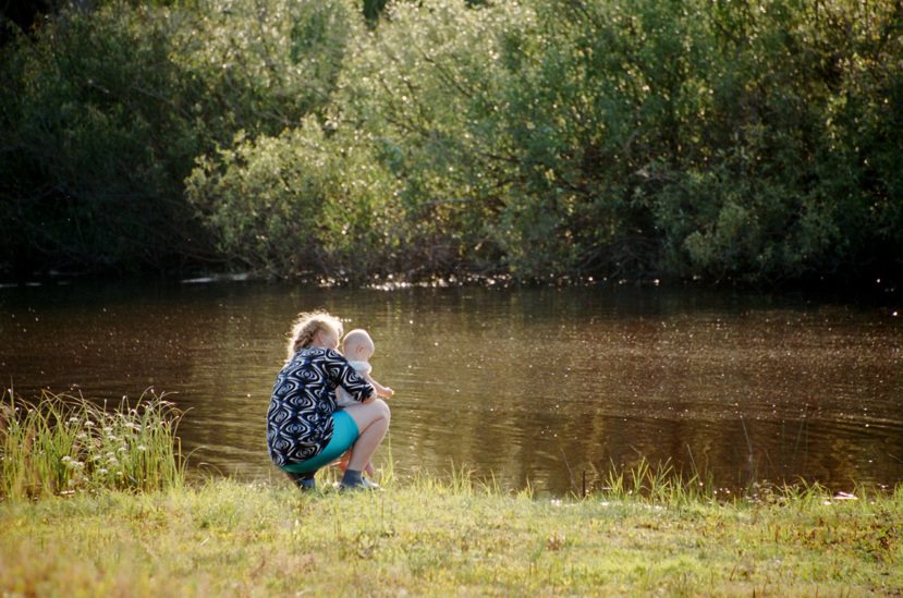 29年後的普里匹特河畔，母親試著讓初生嬰孩親近河水。 <!--$-->圖／<a ...