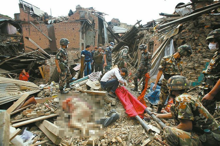 更多現場圖片請見《圖輯／路裂屋塌滿目瘡痍 尼泊爾強震的驚恐悲喜》 圖／美聯社