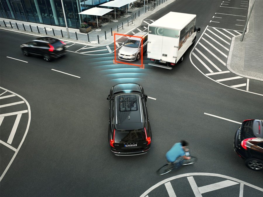 Volvo正朝向2020年坐Volvo車零事古的理想，開發主動安全系統，現有車款如XC90已配備的City Safety都會安全防護系統，具有主動偵測行人與車輛，以自動煞車停的功能。 Volvo提供