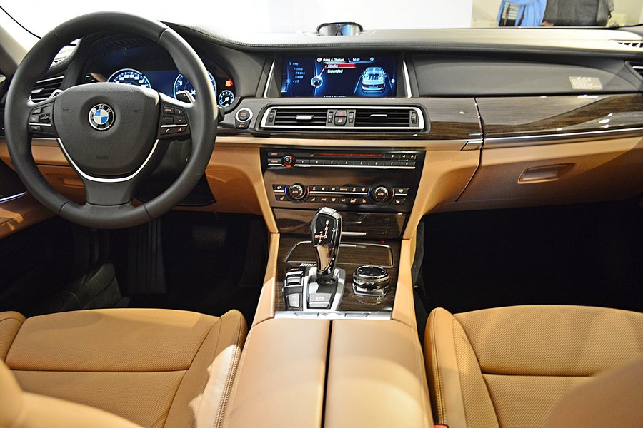 BMW 740Li Grand Edition珍稀典藏版，全車環艙與儀表檯皆覆以...