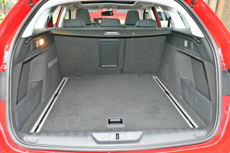 308具備寬敞的乘車空間，308 SW更有開闊的空間感，配大面積全景式玻璃車頂，...