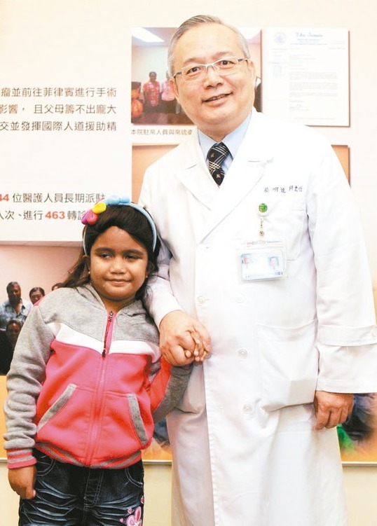 8歲的帛琉女童Caylin Max(圖左)，罹患良性的顱咽管瘤，雖曾到菲律賓開刀治療，但腫瘤仍持續壓迫，造成視力衰退、內分泌失調，不僅身形較同齡孩子來得矮小，眼睛幾近全盲。新光醫院得知女童父母無力負擔龐大醫療費，3月主動安排對方來台治療，女童手術後終能見光明，終於能看