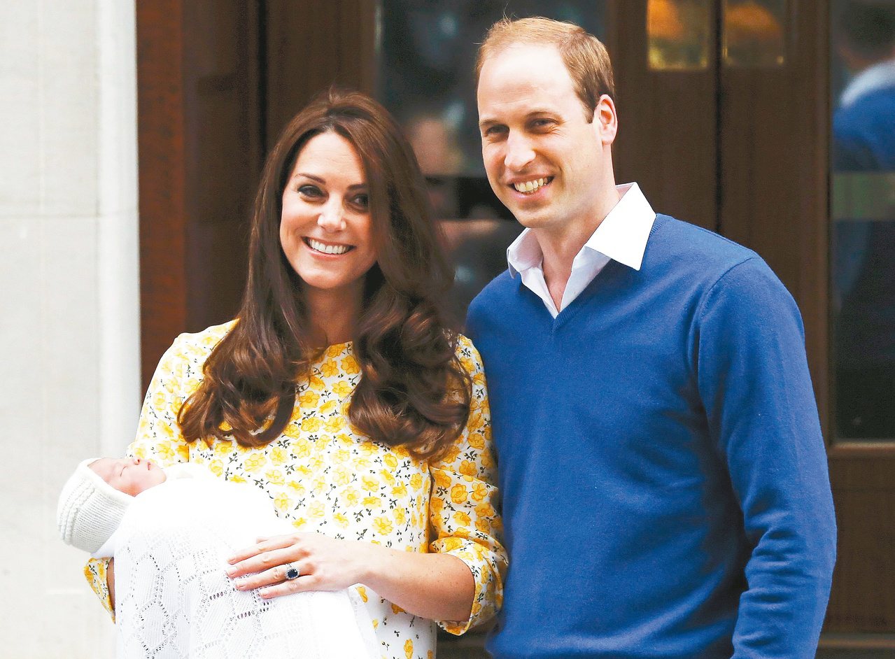 英國凱特王妃日前生完小公主夏綠蒂，產後很快在丈夫威廉王子陪同出院。