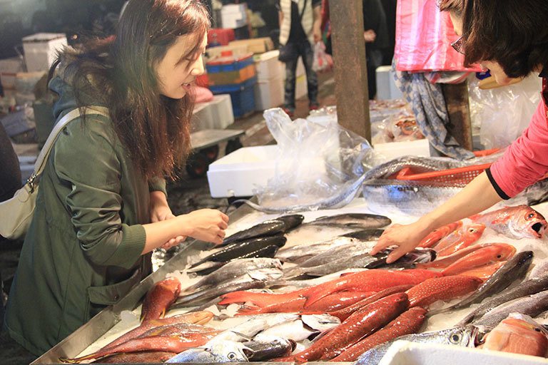 小宇藉由自己電子商務的專長投入漁業，傳承莊爸30年漁產經驗。