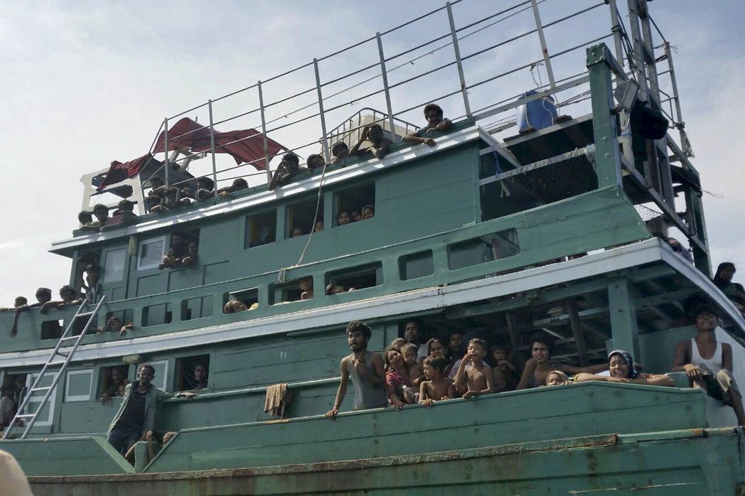 泰國南部外海有一艘載有350名緬甸移民的漁船漂流，船上缺乏食物和飲水，且被周邊國...