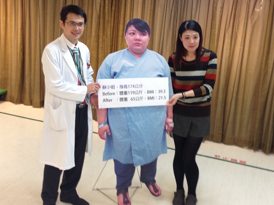 蘇小姐(右)原本體重119公斤，接受秀傳一般外科醫師林建華(左)施行減重手術後，體重降到65公斤，前後判若兩人。