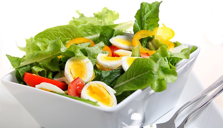 選擇沙拉吧時，可考慮在青菜上加一、兩個水煮蛋。<br />圖／ingimage