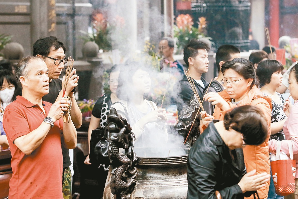 香火鼎盛的台北龍山寺ＰＭ二點五數值超高，與去年開始禁止燒香的行天宮相比，相差近八十倍，醫師呼籲，到廟裡拜拜別久留。