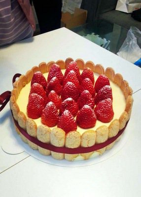 圖說：此為某次我們同事生日點的草莓夏洛特蛋糕。（朝陽區玄彬提供）