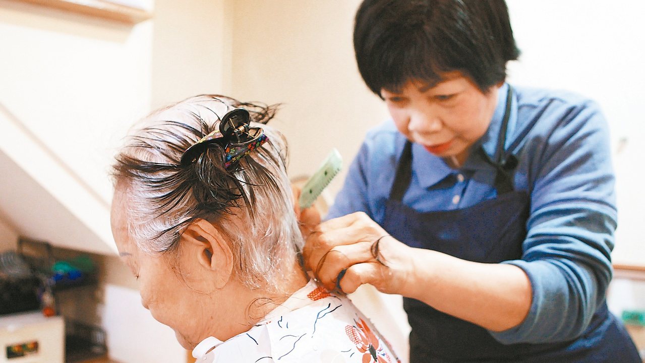 「長情的告白」記錄照服員的工作和生活，圖為照服員胡鳳嬌替高李奶奶剪頭髮。