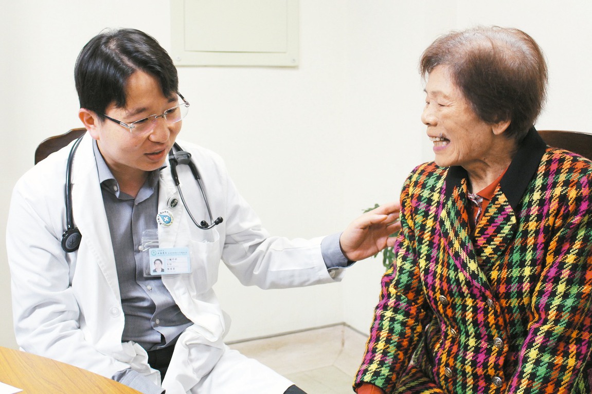 76歲廖姓婦人（右）經北港媽祖醫院心臟外科主任陳偉華治療已恢復健康。