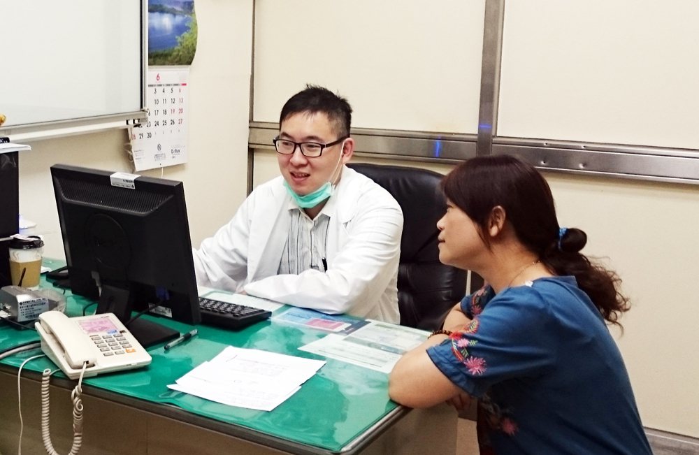 彰化秀傳醫院胃腸肝膽科主治醫師陳奎閔（左），提醒50歲以上民眾應接受糞便潛血檢查，早期發現異狀。<br />圖／陳奎閔提供