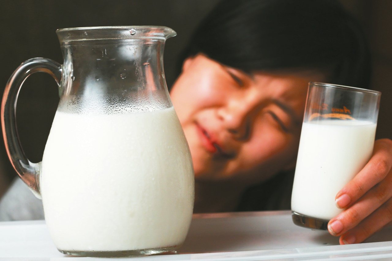 網路流傳乳牛施打激素增加泌乳、鮮乳使用還原的化工奶，學者指出這些都屬謠言。<br />報系資料照