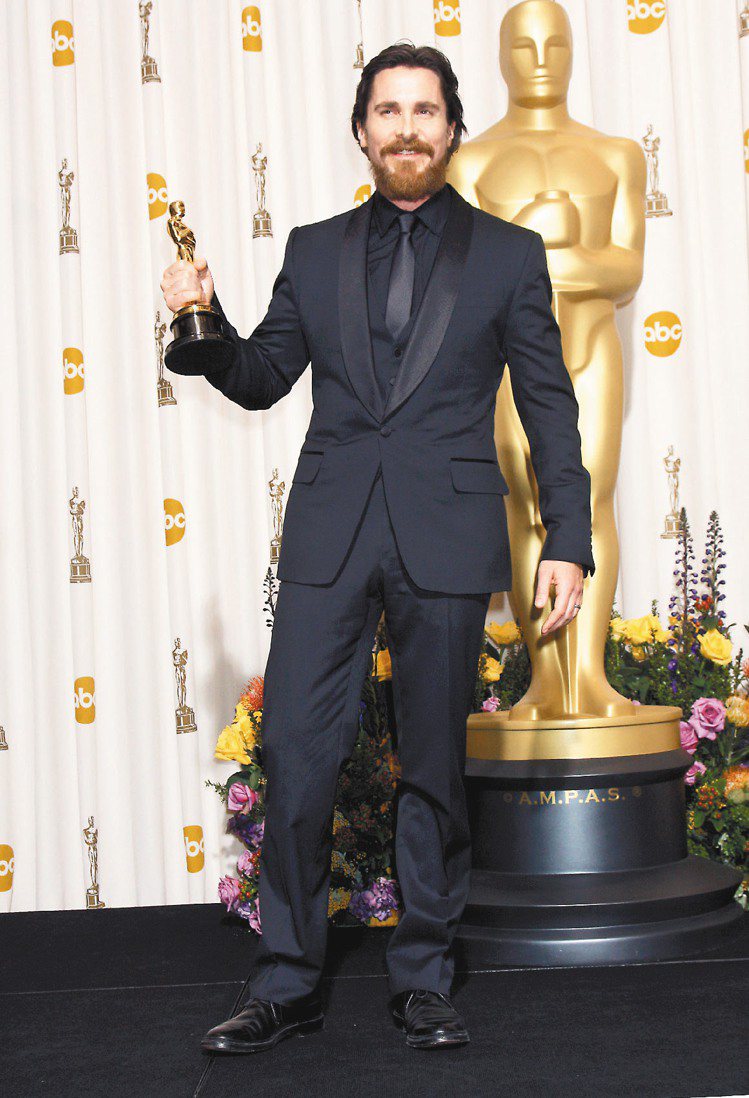 奧斯卡新科最佳男配角克里斯汀貝爾，穿GUCCI特別訂製西裝拿獎。圖／達志影像提供