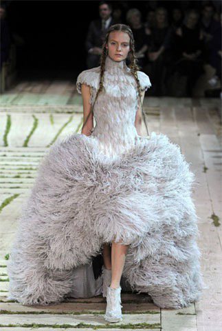 Alexander McQueen的莎拉波頓作品一度被傳為非常有可能設計凱特婚紗...