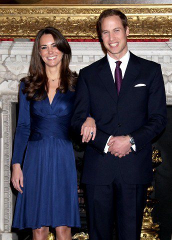 凱特在記者會上選穿ISSA London深藍色小禮服，在準王妃凱特的加持下，品牌秋冬系列預購銷售比去年增加45%。圖／路透