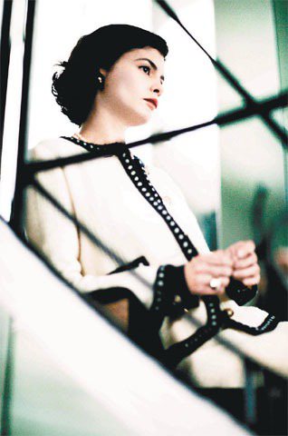 奧黛莉朵杜在《時尚女王香奈兒》裡扮演優雅又帶著孤獨氣質的香奈兒女士。圖／ Chanel提供