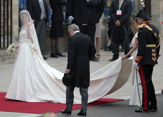 凱特的婚紗有曳地的禮服裙襬。圖／美聯社