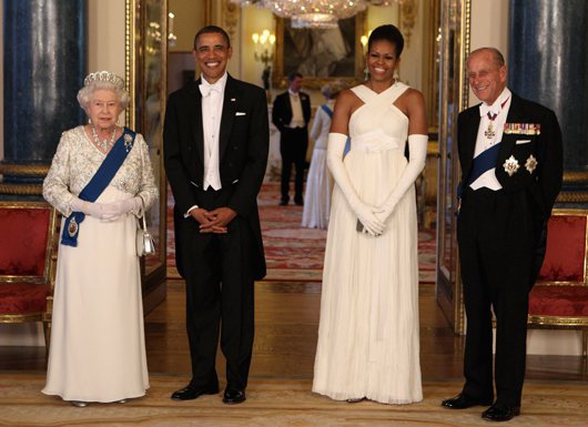 為配合英國女王一慣的穿衣風格，蜜雪兒選擇了TomFord的白禮服出席晚宴。圖／美...