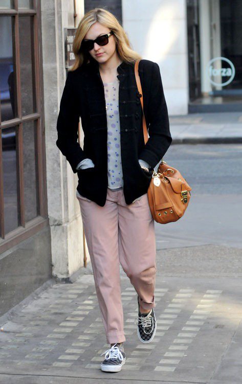 菲妮柯頓用休閒鞋和哈倫褲來配西裝外套，率性自在。上衣粉嫩色的點點印花與褲子顏色也很搭。圖／達志影像