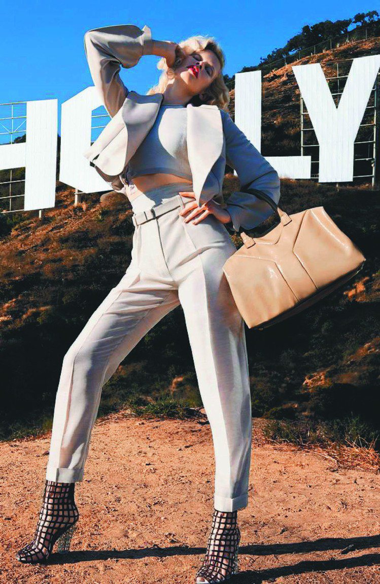 09年YSL第四季「時尚宣言」由克勞蒂亞雪佛演繹YSL女裝，顯展YSL的知性美。圖／YSL提供