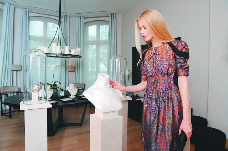 克勞蒂亞雪佛的一頭金色長直髮也是經典look。圖為她於巴黎總店欣賞Chopard全新紅地毯珠寶。圖／Chopard提供