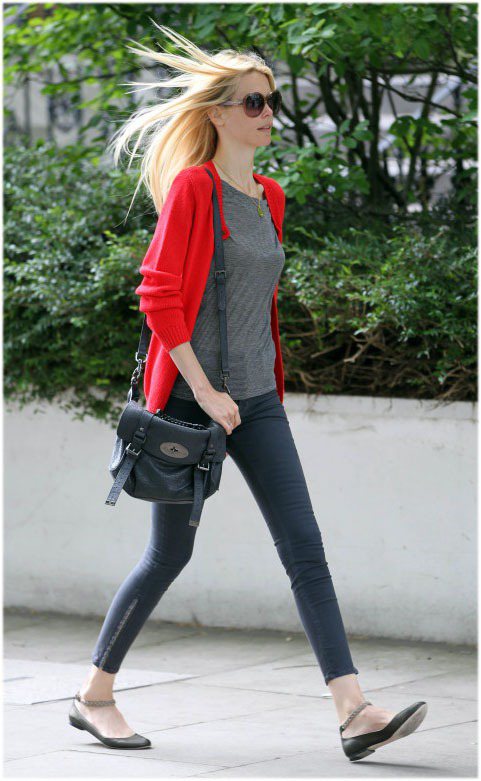 克勞蒂亞雪佛身上的亮紅色針織衫雖然非常強眼，但配上灰色內搭、九分褲卻不會過於高調。圖／達志影像提供