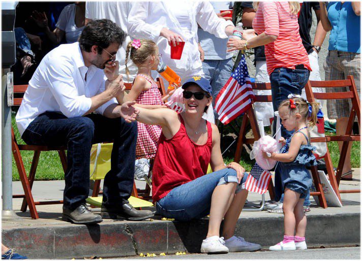班艾佛列克與珍妮佛嘉納一家人日前一同參加美國國慶活動，看起來非常恩愛。圖／達志影像提供