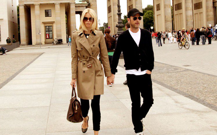 克勞蒂亞雪佛和老公在柏林布蘭登堡門牽手散步，米色風衣配上黑白配的型男裝扮，就像在拍精品形象廣告一樣。圖／達志影像