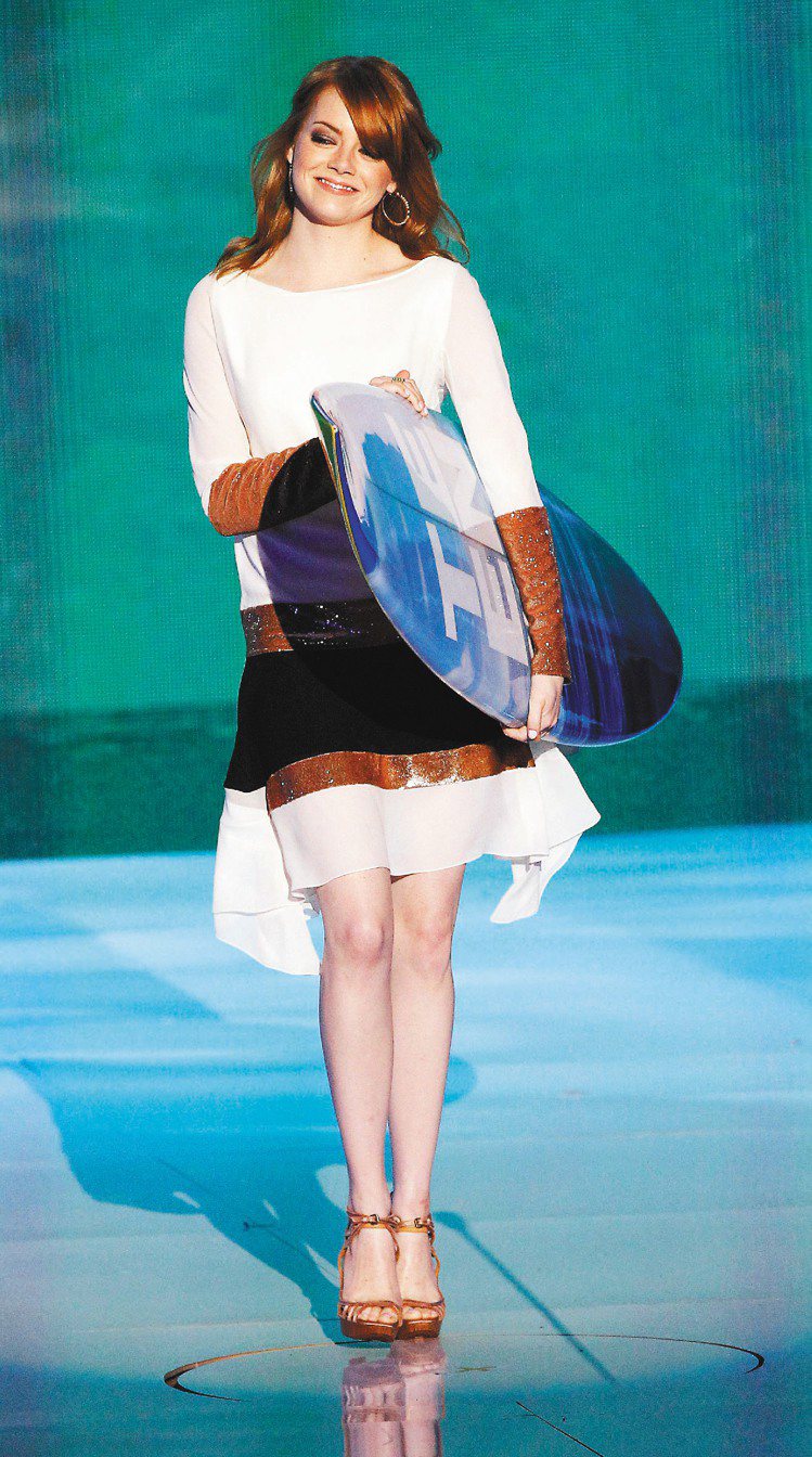 艾瑪史東穿Dior早春雪紡洋裝，臉上的妝容配色也顧到了。圖／路透