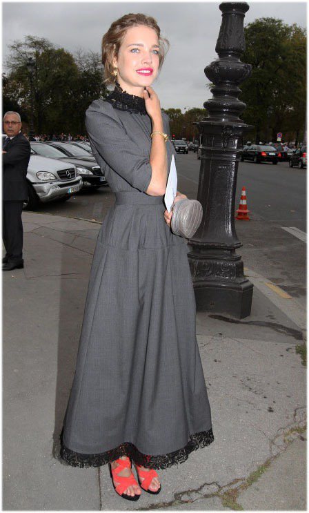 超模Natalia Vodianova的長蓬裙雖不走俏麗路線，但高窄腰身的設計和裙擺弧度一樣能讓身材曲線看起來玲瓏有致。圖／達志影像