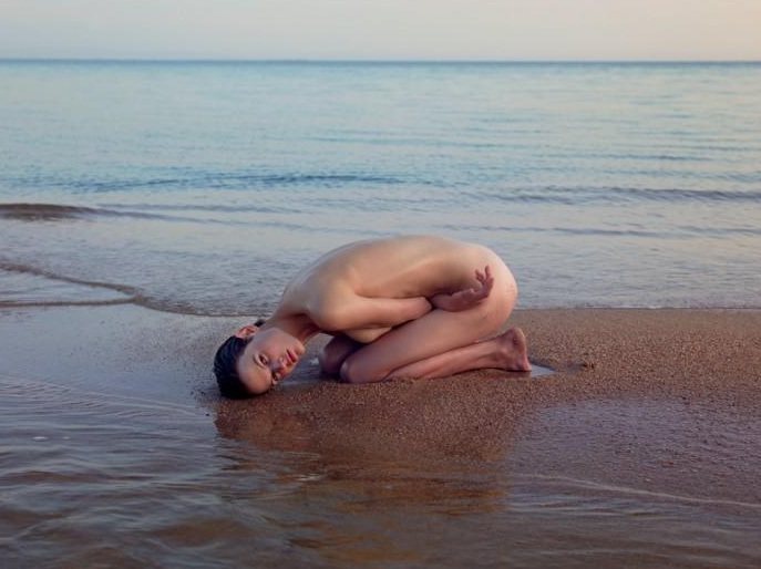 Saskia de Brauw在遼闊寧靜的河岸上，沒有過份的肢體語言， 展現了屬於自己的獨特個性。圖／擷取models.com