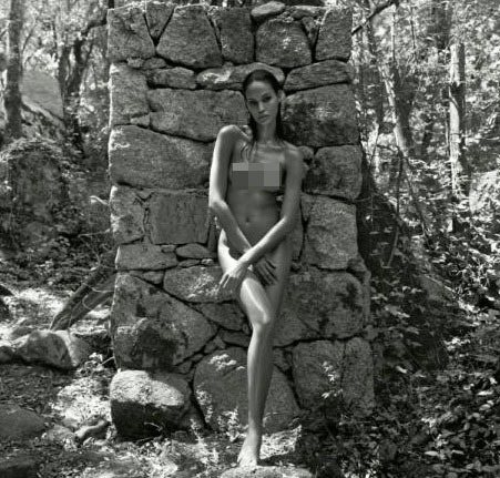 Joan Smalls化身守護著土地的林中女神。圖／擷取自models.com