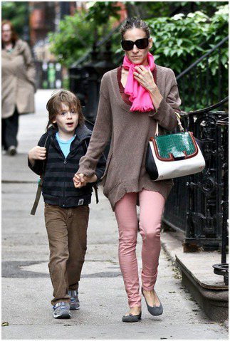莎拉潔西卡派克帶兒子上學，手拎今年春夏很夯的Fendi SILVANA 包。圖／達志影像提供