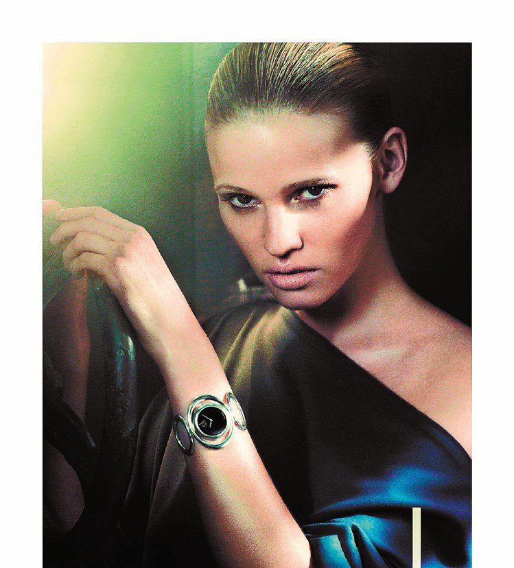 Lara Stone幫ck手表、飾品代言。圖／ck提供非