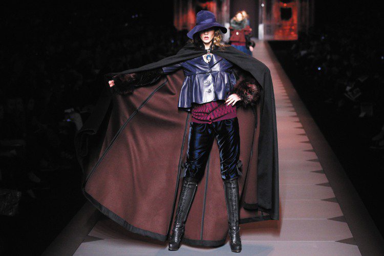 Karlie Kloss為Dior 2011秋冬大秀開場，展現帥氣馬術風。路透