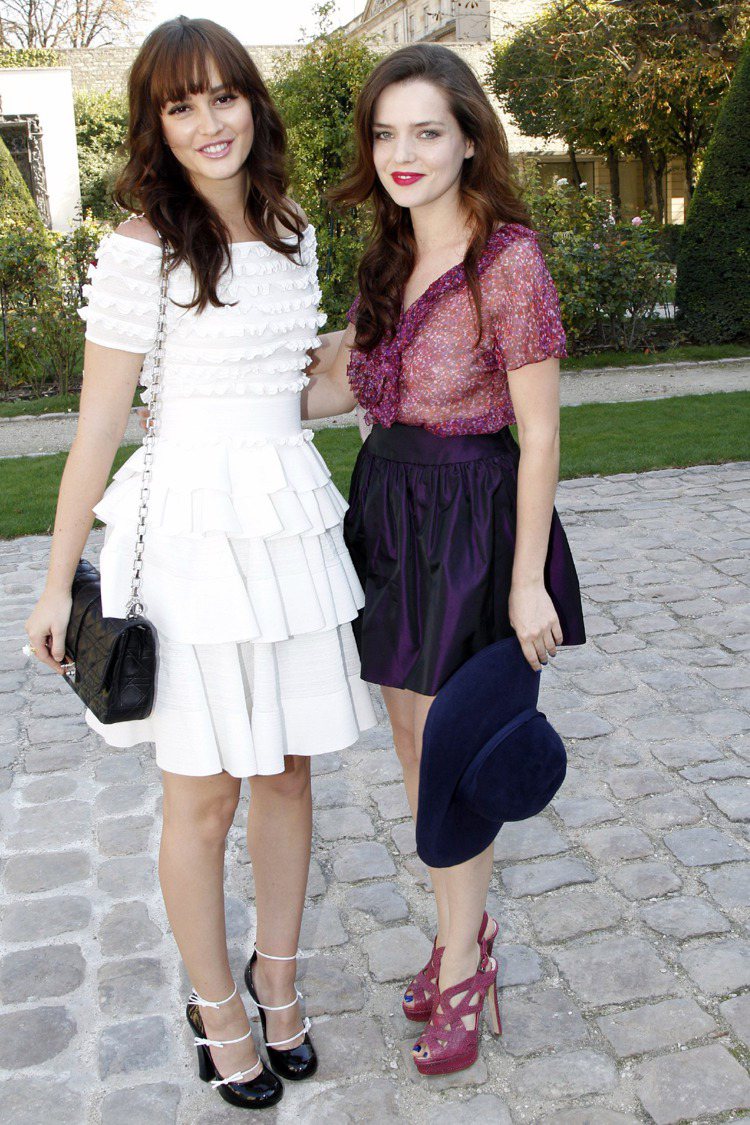 萊頓明斯特拎Miss Dior 包與蘿珊梅斯基達（右）。圖／she.com.tw