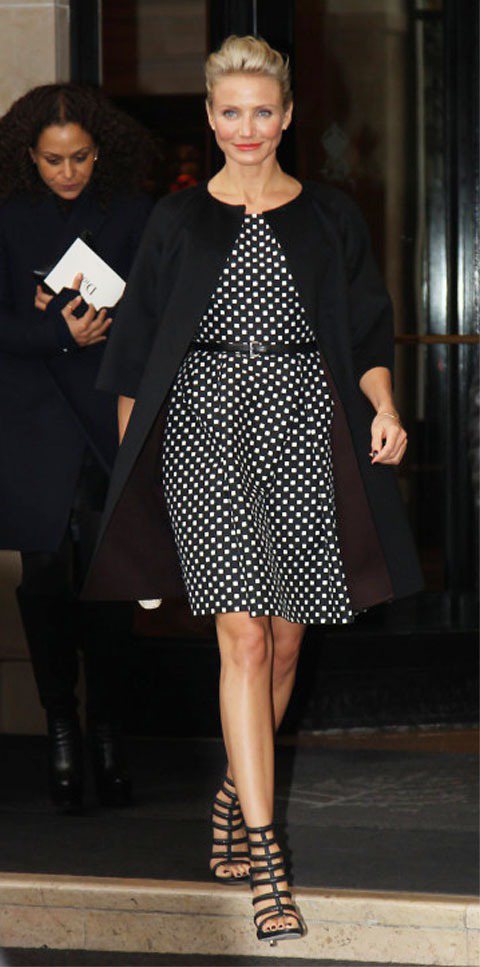 穿著Dior 2012春夏洋裝出席Dior秀場，黑白格紋典雅端莊，配上羅馬高跟鞋帶點個性意味。圖／達志影像