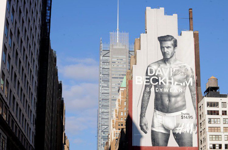 貝克漢為H&M內衣代言的巨幅廣告登上了紐約街頭。圖／達志影像